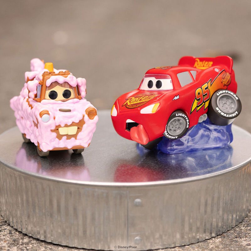 Funko Pop! Lightning McQueen (Leaping) #1800 – Cars foto ambientada con Mate; Mate no incluido