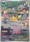 Pikachu 173/165 en inglés, ilustración en una calle